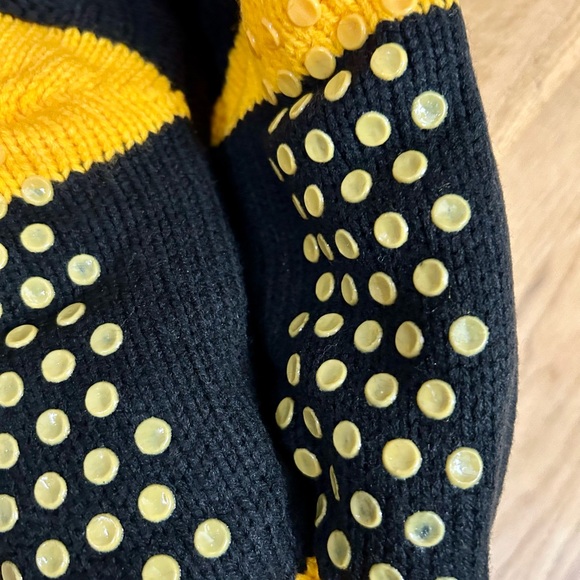 Boston Bruins Official NHL Skater Socks -NWT - Picture 2 of 7